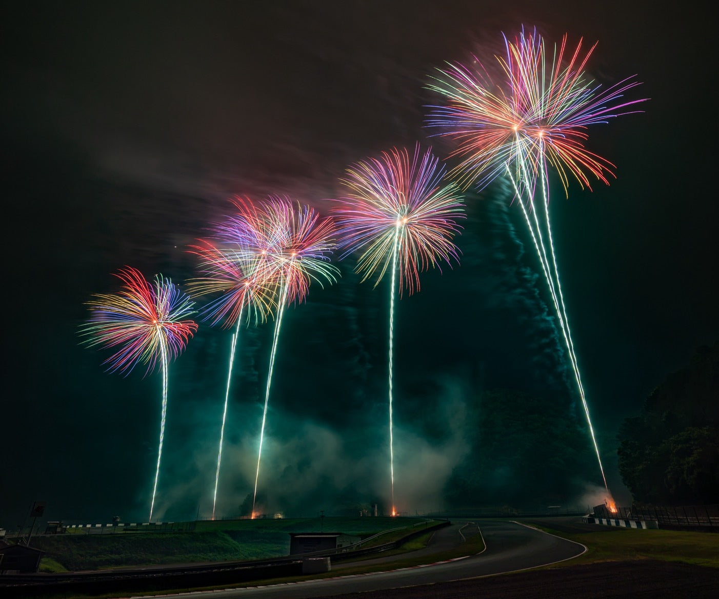 夜空を彩る感動を、サーキットから。