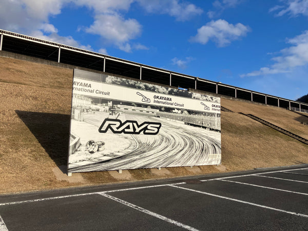 走りの現場に刻まれる、RAYSの存在感