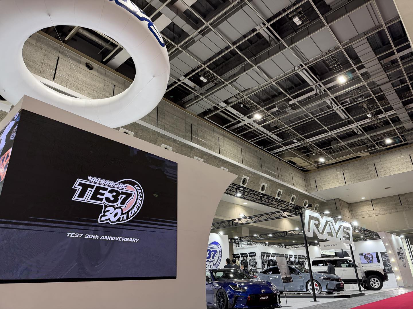 大阪オートメッセ2026｜30年目の「TE37」と、RAYSが描く次世代の景色